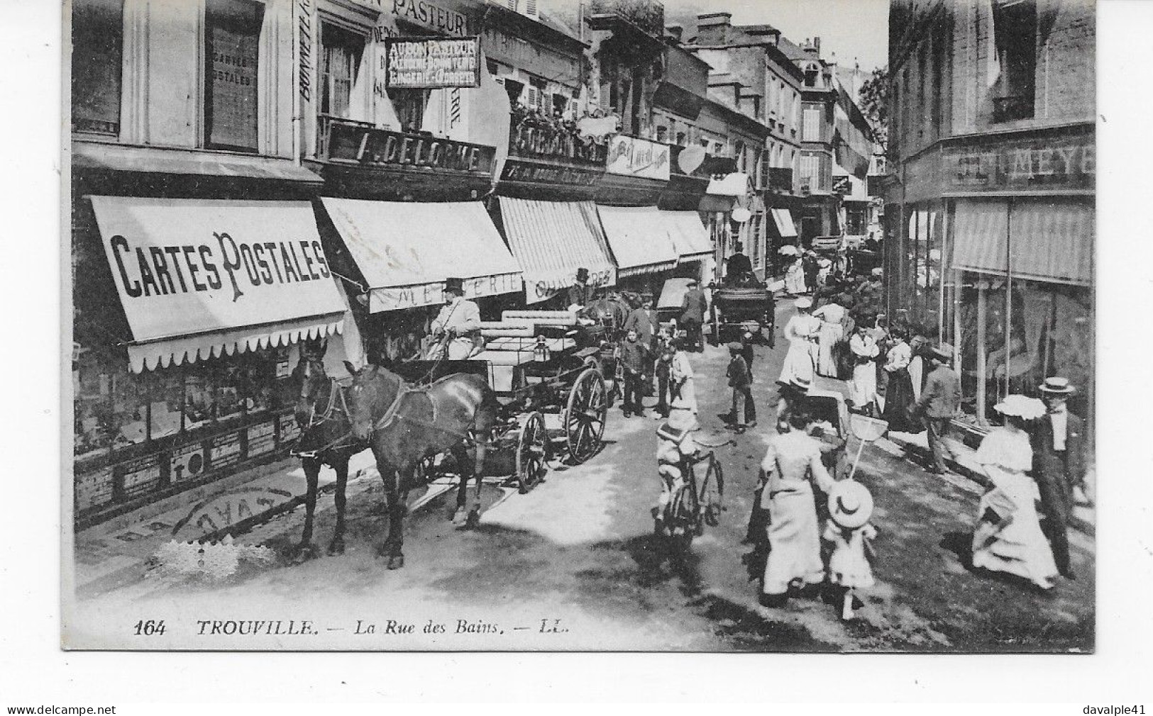 14     TROUVILLE  RUE DES BAINS TRES   BON ETAT    2 SCANS - Trouville