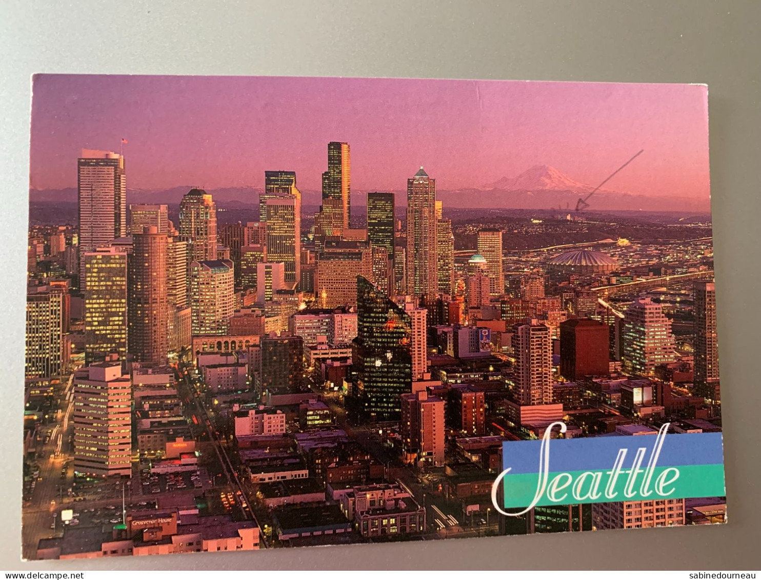 SEATTLE WASHINGTON THE AMETHYS SEATTLE SKYLINE IS ACCENTED BY MOUNT RAINIER IN THE DISTANCE USA ETATS-UNIS CPM 1999 - Seattle