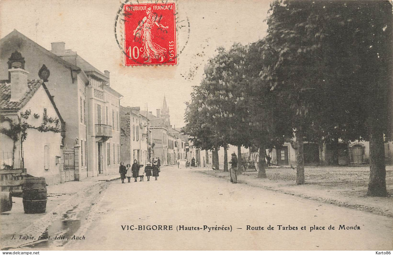Vic Sur Bigorre * Route De Tarbes Et Place Du Marché * Enfants Villageois - Vic Sur Bigorre