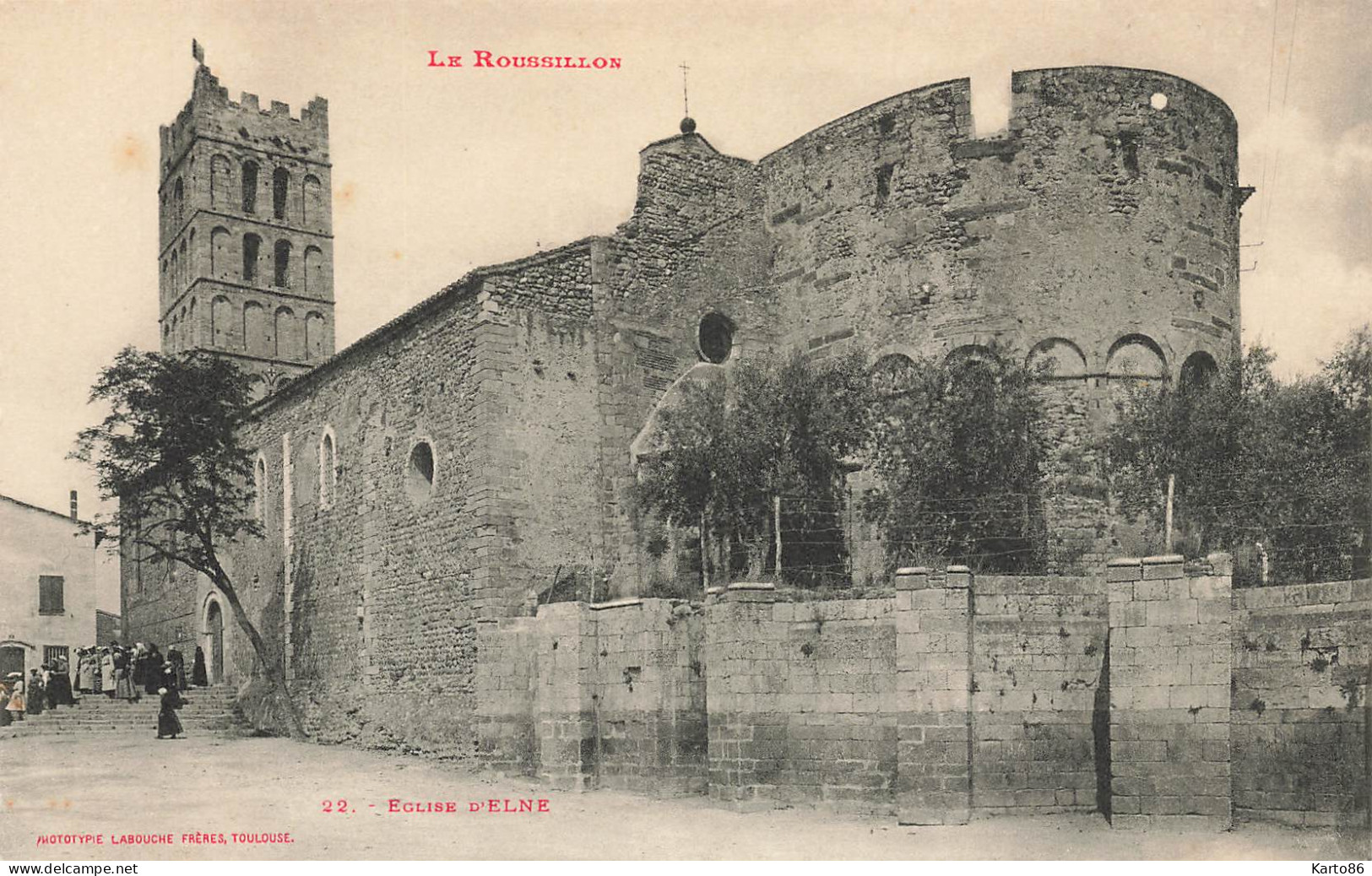 Elne * Place Et église Du Village * Villageois - Elne