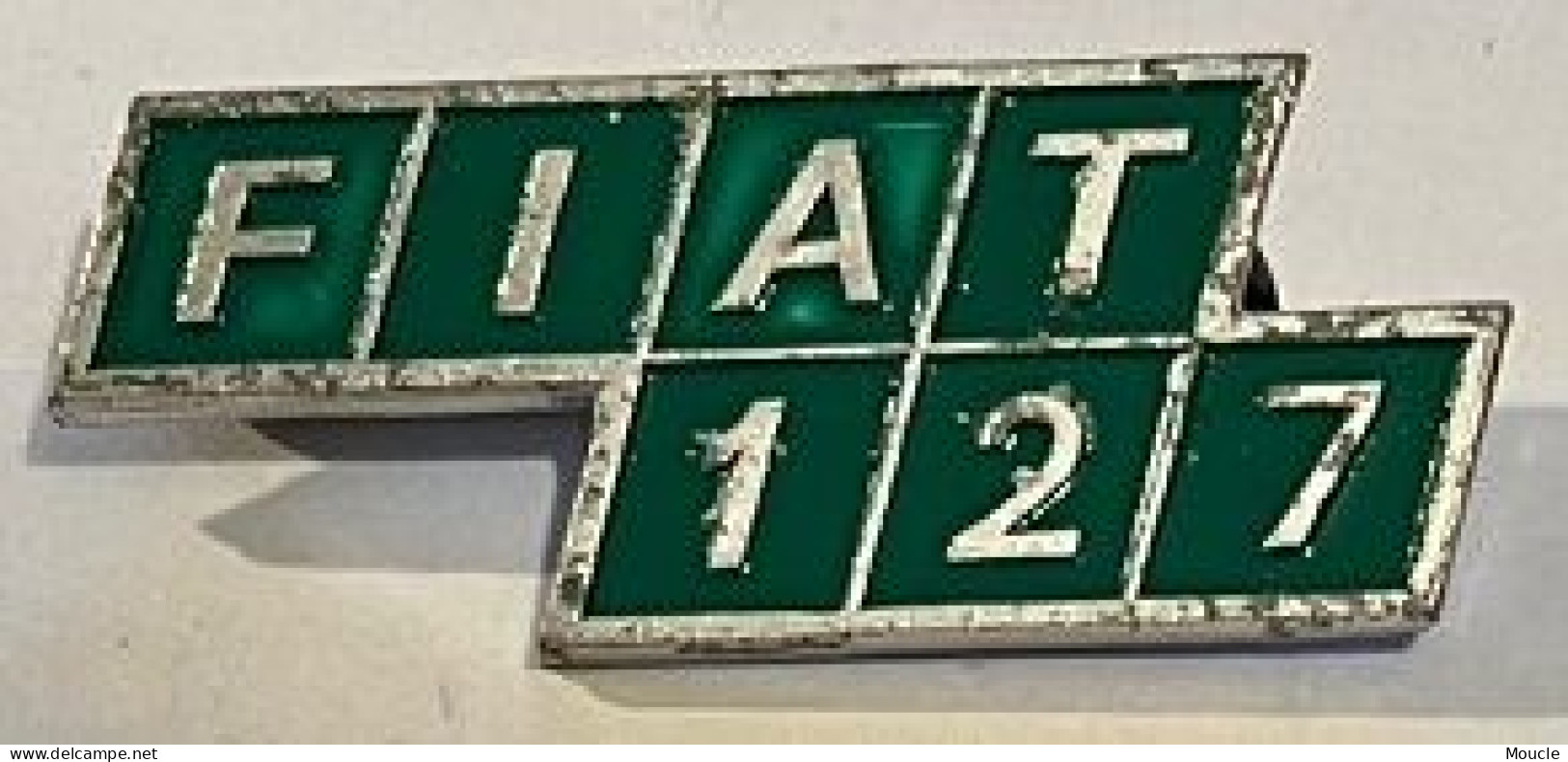 ATTENTION C'EST UNE BROCHE - VOITURE - CAR - AUTOMOBILE - AUTO - FIAT 127 - FOND VERT - LORIOLI MILANO - ITALIE - ITALIA - Fiat