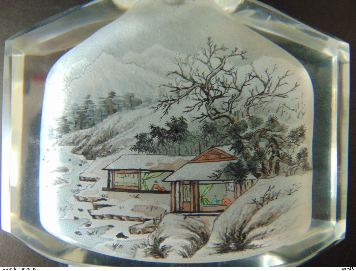 Flacon tabatière en verre, décor paysage asiatique peint à l'intérieur , dimensions 9 x 3 x 10cm, poids 550 gr