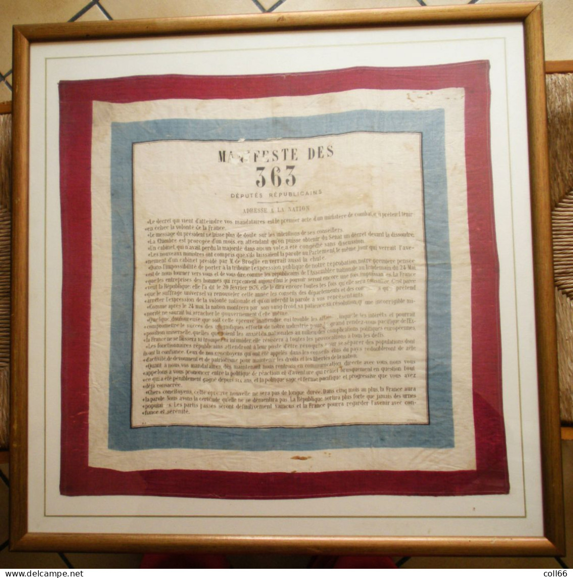 1876 Grand Mouchoir Tricolore En Soie Manifeste Des 363 Députés Républicains Contre M De Broglie Encadré 41,5x42,5cm - Vlaggen