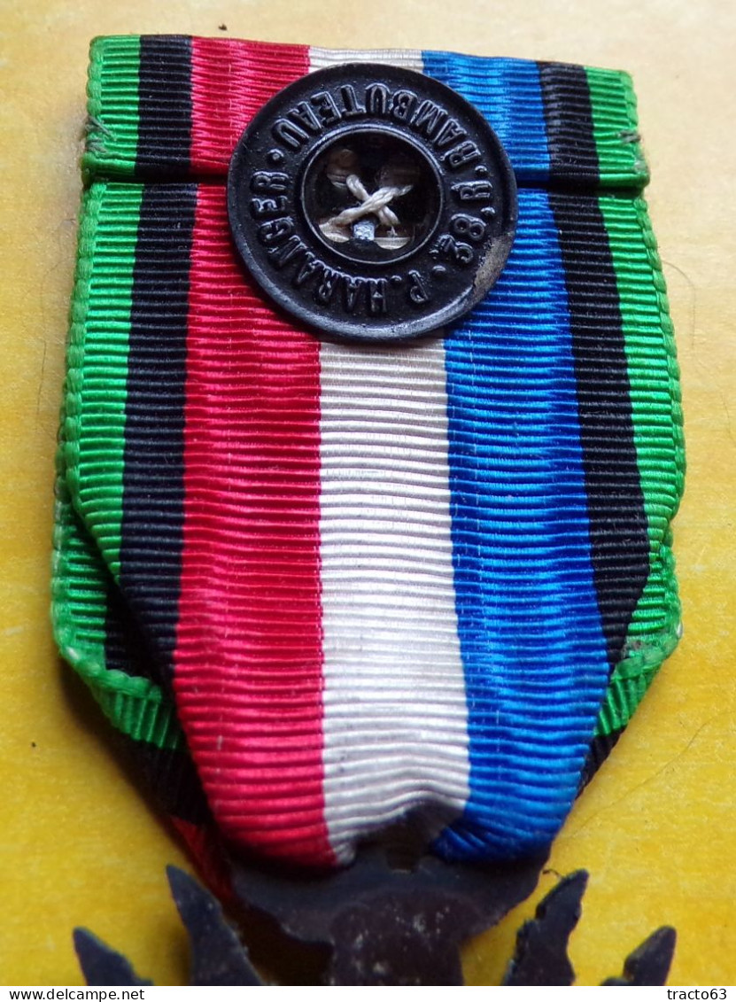 MEDAILLE : COMMEMORATIVE DE LA GUERRE 1870-1871 " OUBLIER JAMAIS " AVEC RUBAN ET BOUTON D'ATTACHE   , REPUBLIQUE FRANCAI - France