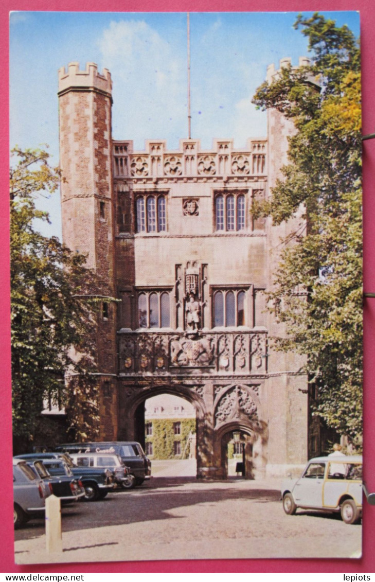 Visuel Pas Très Courant - Angleterre - Cambridge - The Great Gate Of Trinity College - 1965 - Austin Mini - Cambridge