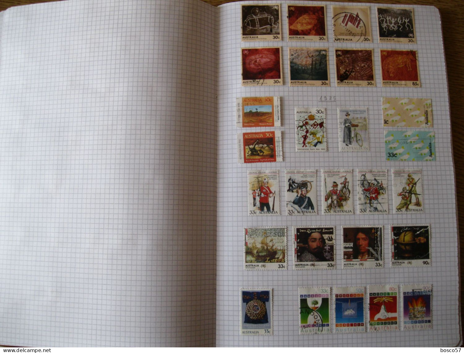 Collezione di francobolli di Australia in gran parte usata montata su album autocostruito.