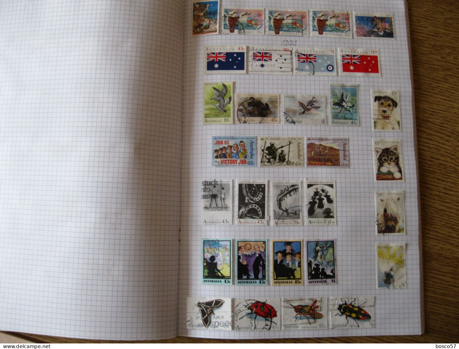 Collezione di francobolli di Australia in gran parte usata montata su album autocostruito.