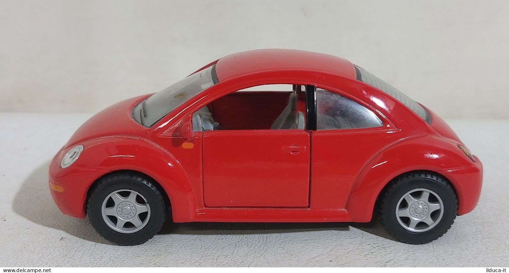 I114962 KINSMART 1/32 A Frizione - Volkswagen New Beetle - Massstab 1:32