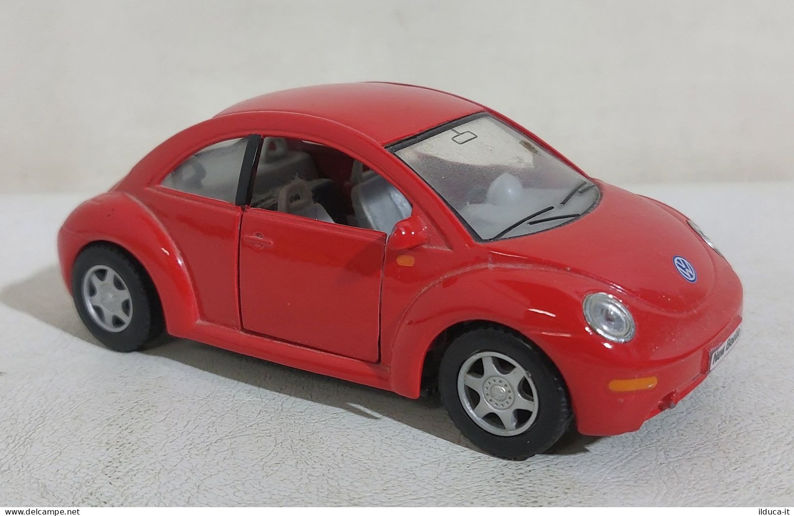 I114962 KINSMART 1/32 A Frizione - Volkswagen New Beetle - Scale 1:32