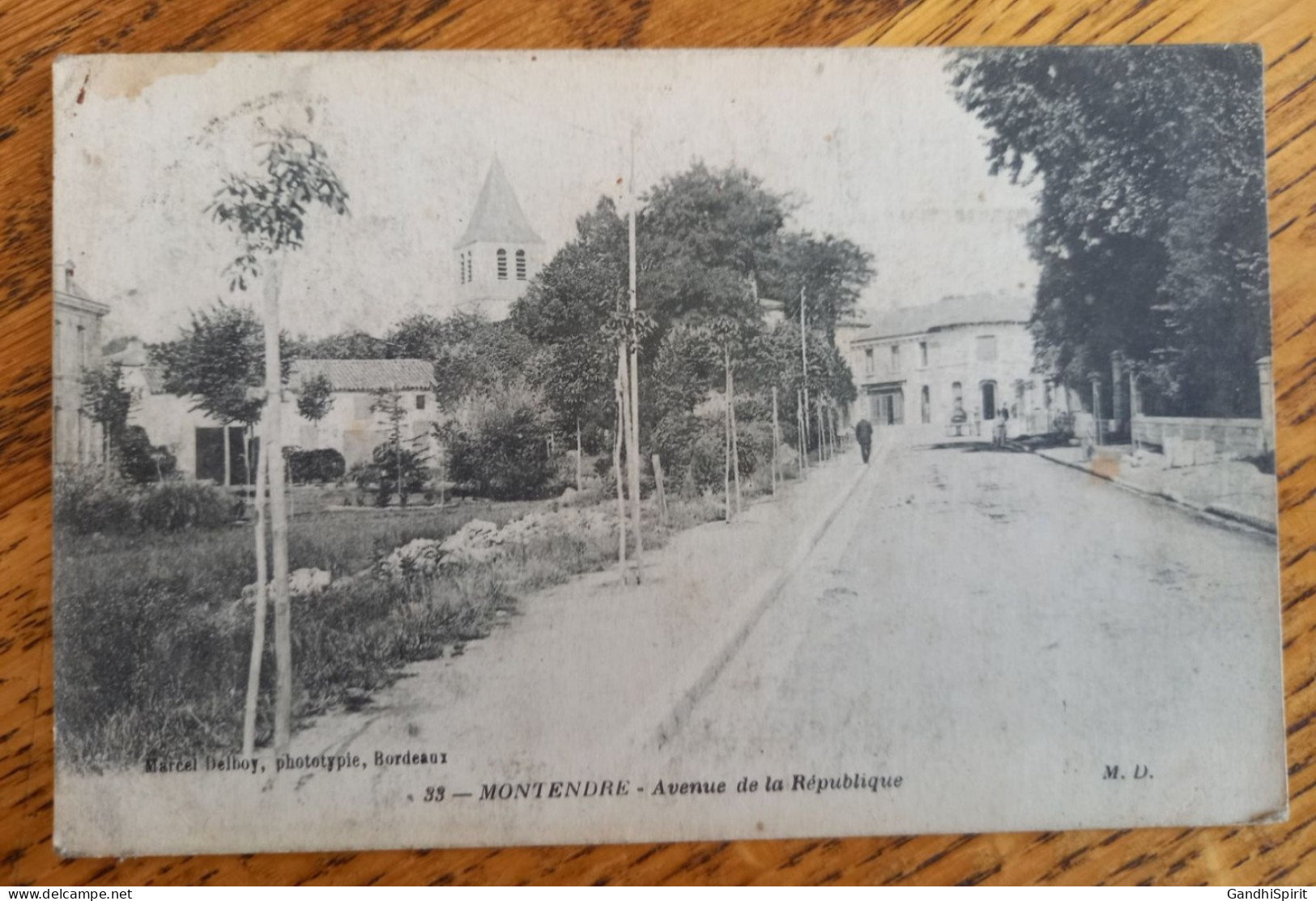 Montendre - Avenue De La République - L'Eglise Au Fond - Montendre