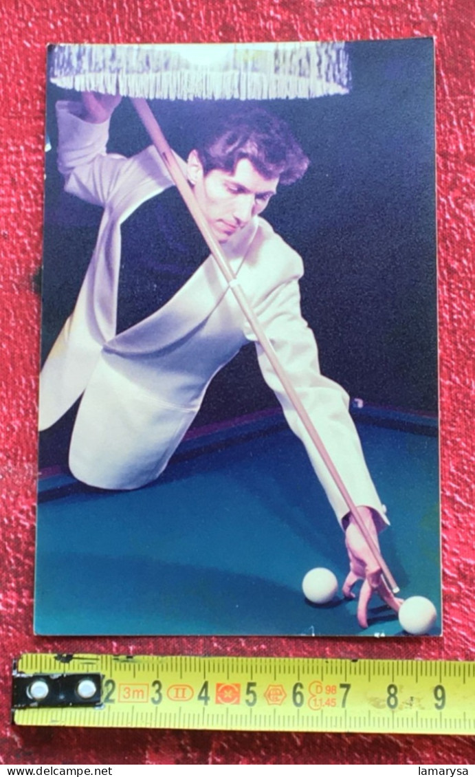 Joueur De Billard ?Véritable Dédicace Autographe Verso Sur Support Publicitaire Au Stylo Encre Sur Photo Reproduction - Signed Photographs