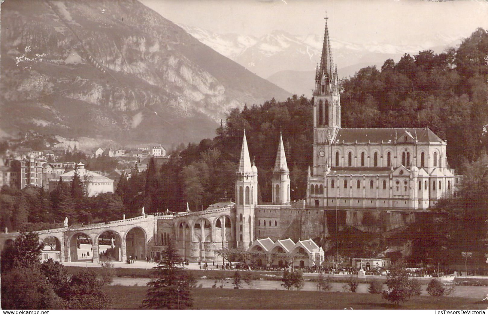 FRANCE - 65 - LOURDES - La Basilique Et Les Montagnes - Carte Postale Ancienne - Lourdes