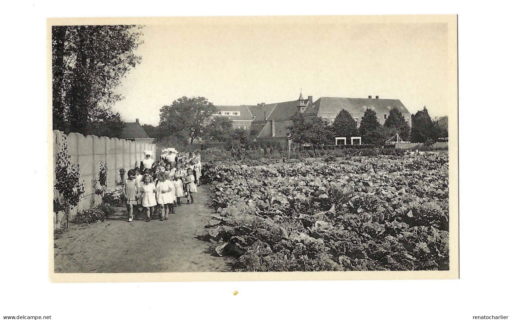 O.L.Vrouw Van De Kempen.Open Lucht School Voor Zwakke Meisjes.Al Wandelend Door De Moestuin. - Ravels