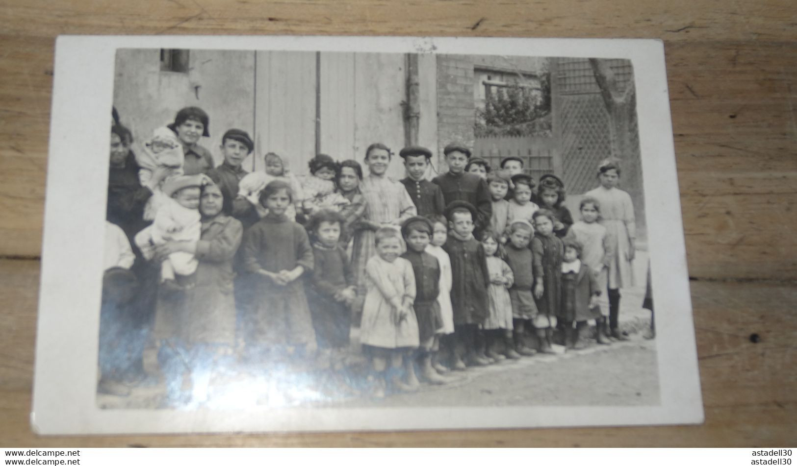 Carte Photo De Groupe D'enfants Dans Une Rue ....... PHI ......... 12709a - Groupes D'enfants & Familles