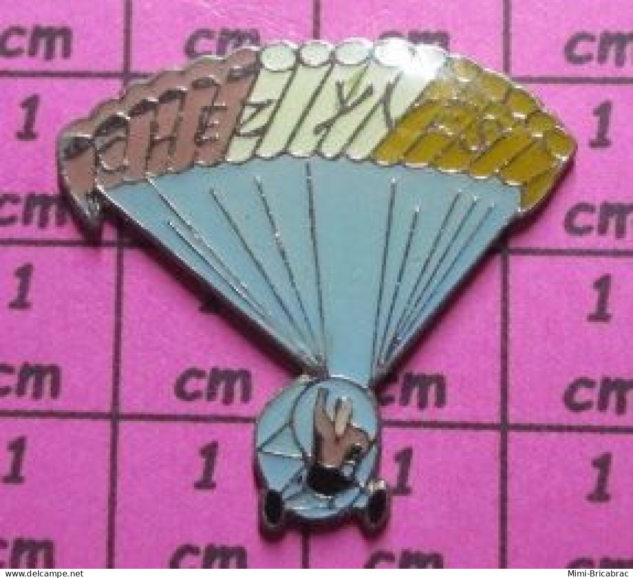 1015c  Pin's Pins / Beau Et Rare / SPORTS / PARACHUTISME PARACHUTE ULM CHEZ YVES - Parachutting
