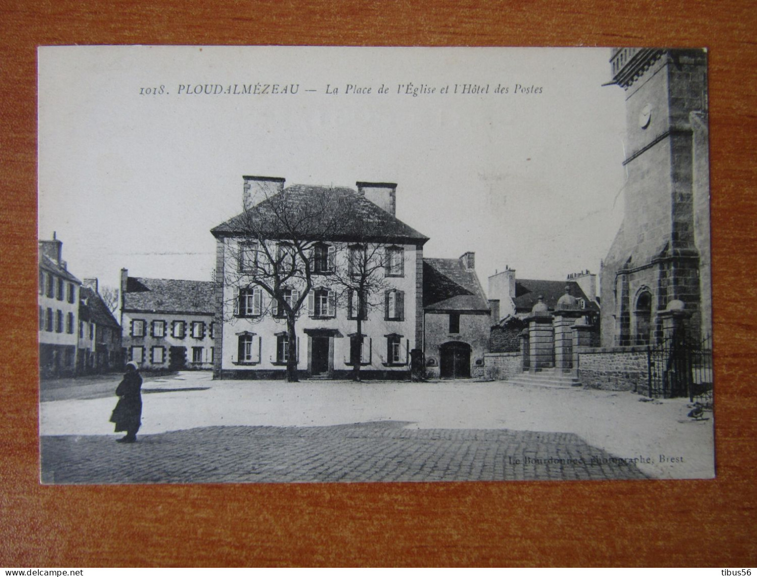 1018 PLOUDALMEZEAU FINISTERE LA PLACE DE L EGLISE ET HOTEL DES POSTES - Ploudalmézeau