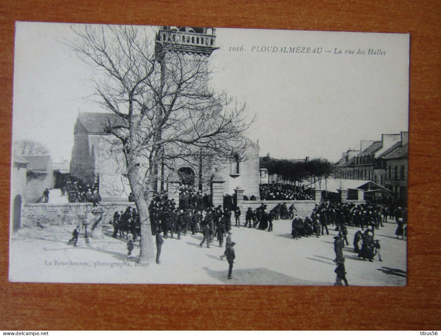 1016 PLOUDALMEZEAU FINISTERE LA RUE DES HALLES SORTIE DE LA MESSE - Ploudalmézeau