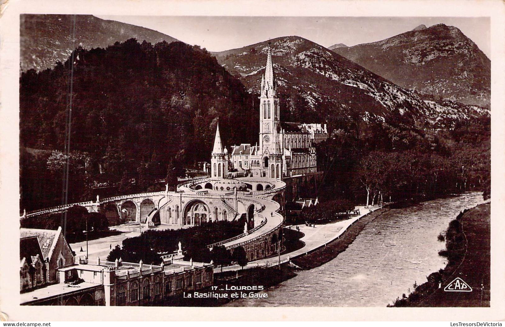 FRANCE - 65 - LOURDES - La Basilique Et La Gave - Carte Postale Ancienne - Lourdes