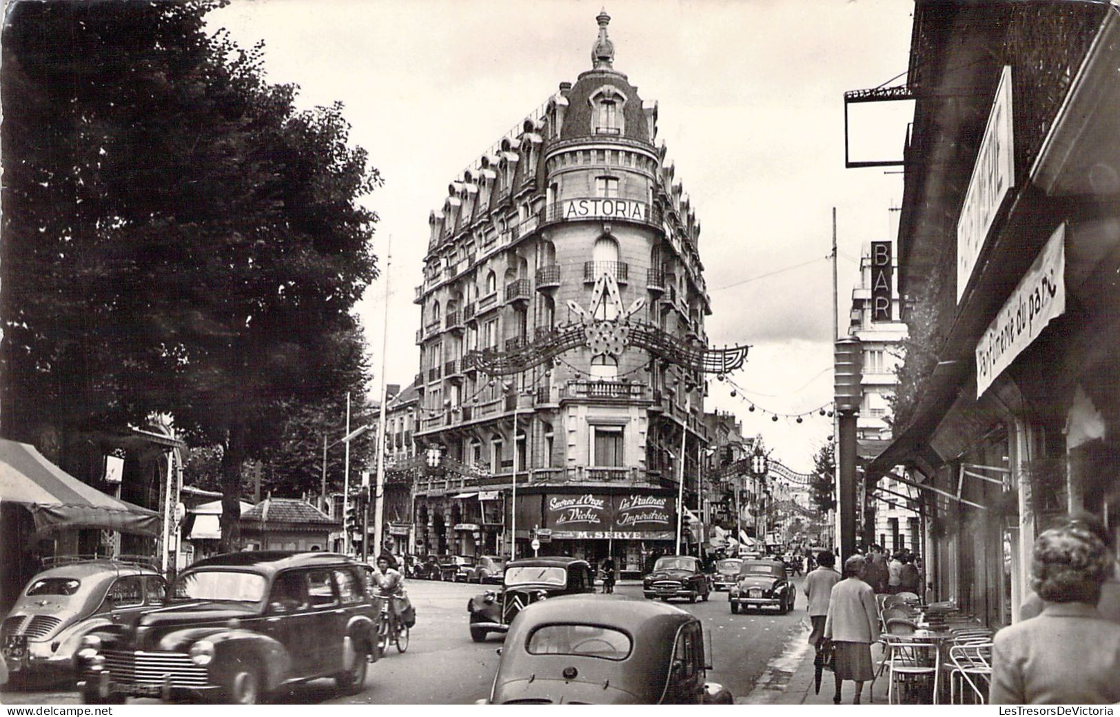 FRANCE - 03 - VICHY - Place Victor Hugo - Carte Postale Ancienne - Vichy