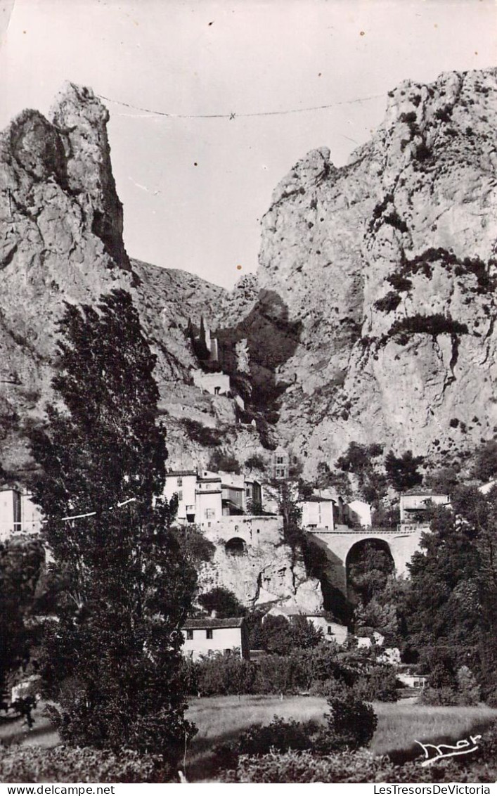 FRANCE - 04 - MOUSTIERS STE MARIE - Vue D'ensemble Et La Chaîne - Carte Postale Ancienne - Andere & Zonder Classificatie