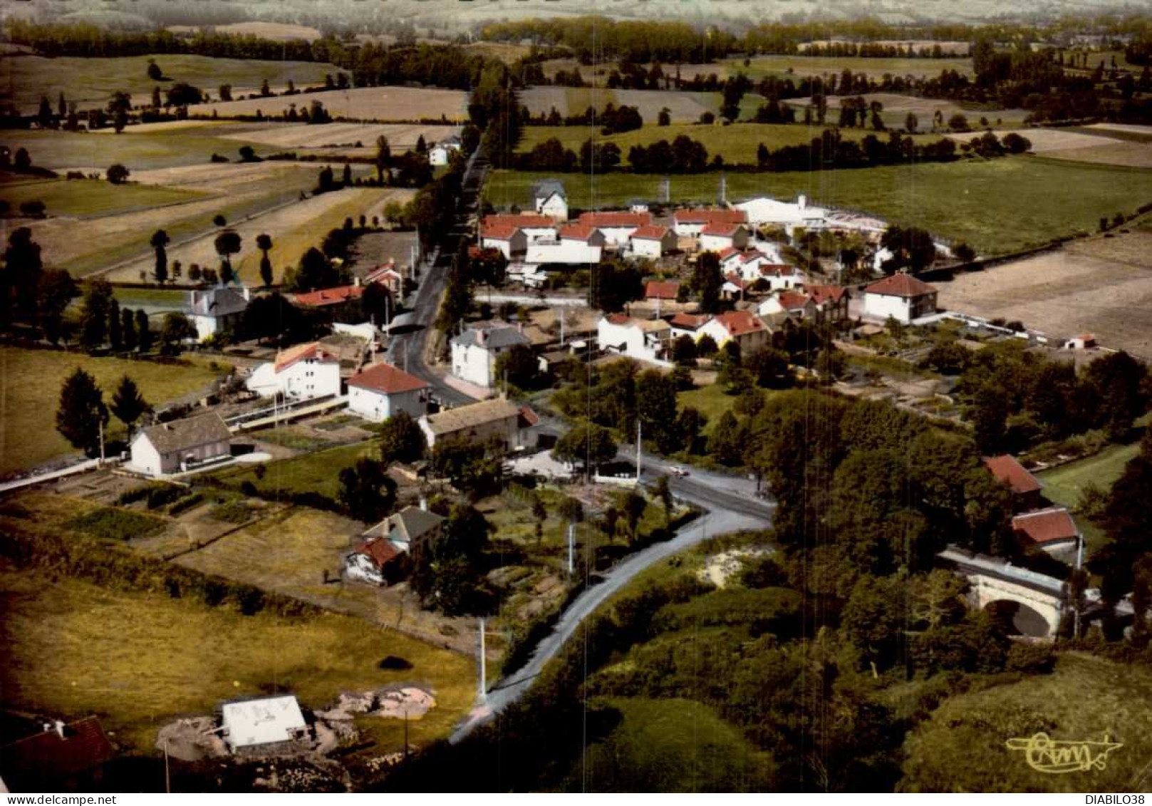 JUSSAC   ( CANTAL )   VUE AZERIENNE . QUARTIER DU PONT D ' AUTRHRE - Jussac