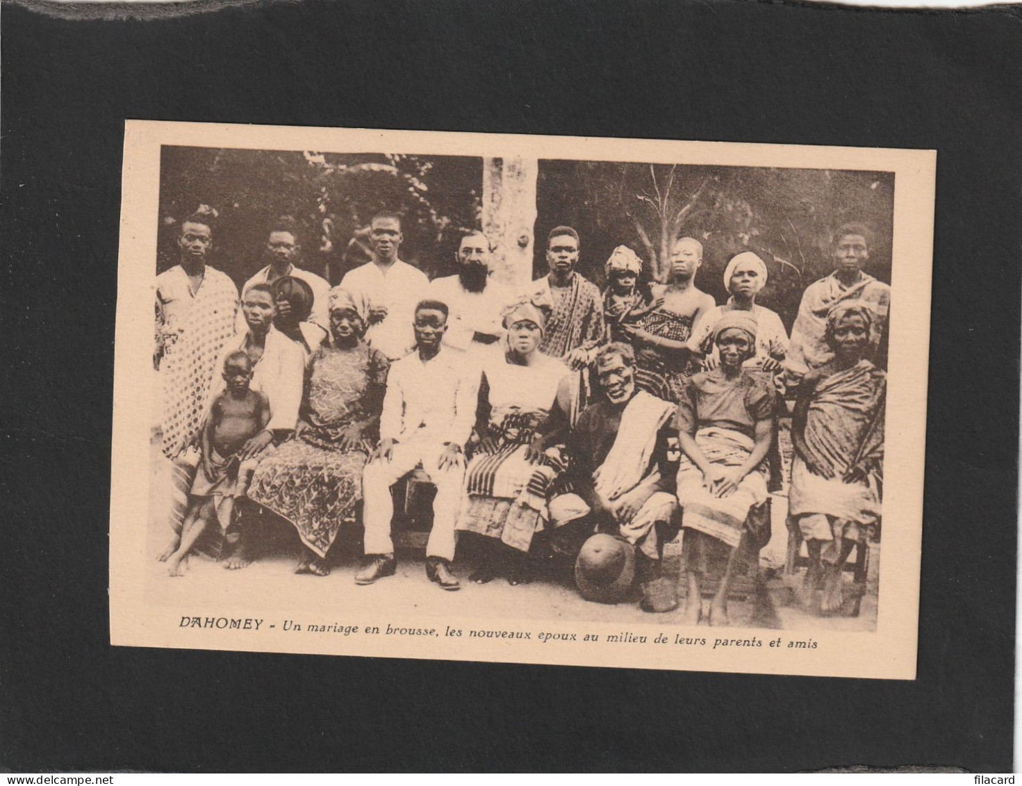 122424         Benin,   Dahomey,  Un Mariage  En Brousse,  Les  Nouveaux  Epoux Au Milieu De Leurs Parents Et Amis,  NV - Benin