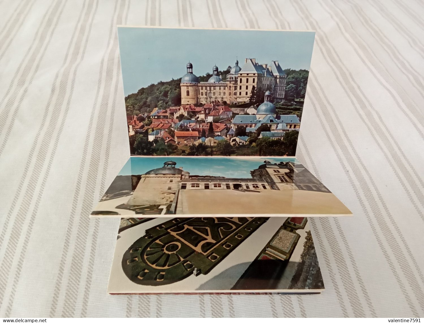 24  -    Carnet Souvenir, 10   Photos   ”   HAUTEFORT  Chateau ”    Bon état  -   Net   0,50 - Hautefort