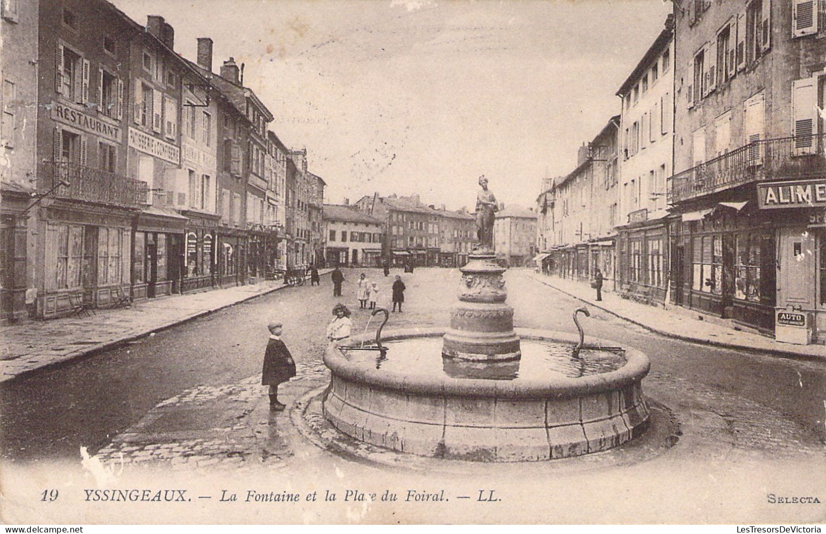FRANCE - 43 - YSSINGEAUX - La Fontaine Et La Place Du Foiral  - Carte Postale Ancienne - Yssingeaux