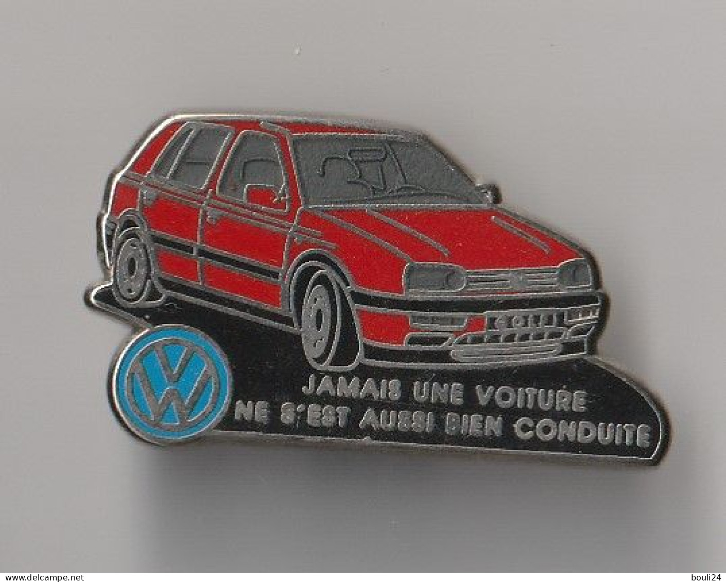 PIN'S   THEME   VOITURE  VOLKSWAGEN   GOLF  JAMAIS UNE VOITURE NE S'EST AUSSI BIEN CONDUITE - Volkswagen