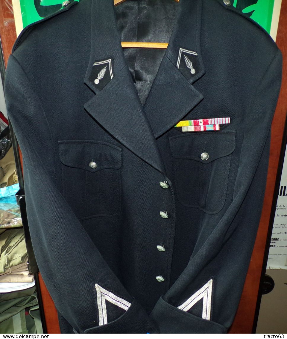 VESTE DE LA GENDARMERIE NATIONALE DE L'ARMEE FRANCAISE AVEC PLACARD DE RAPPEL DE DECORATIONS EPOQUE GUERRE ALGERIE , OBS - Polizei