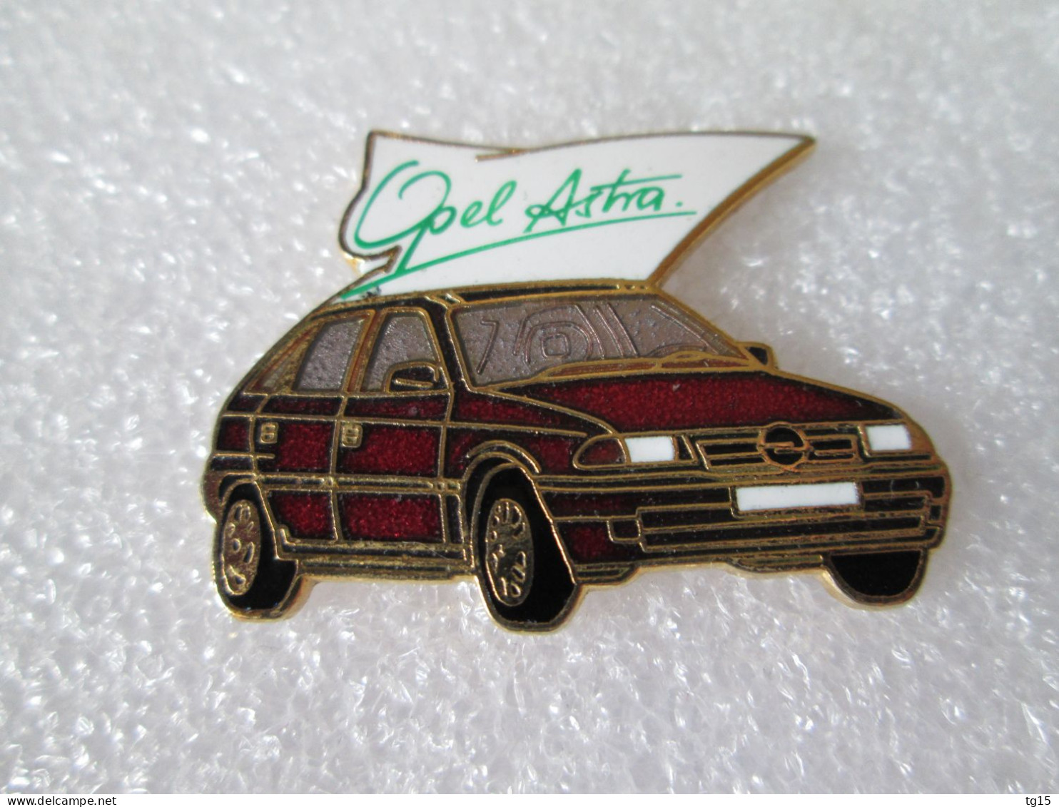 PIN'S    OPEL  ASTRA   ROUGE   Email Grand Feu  DEMONS ET MERVEILLES - Opel