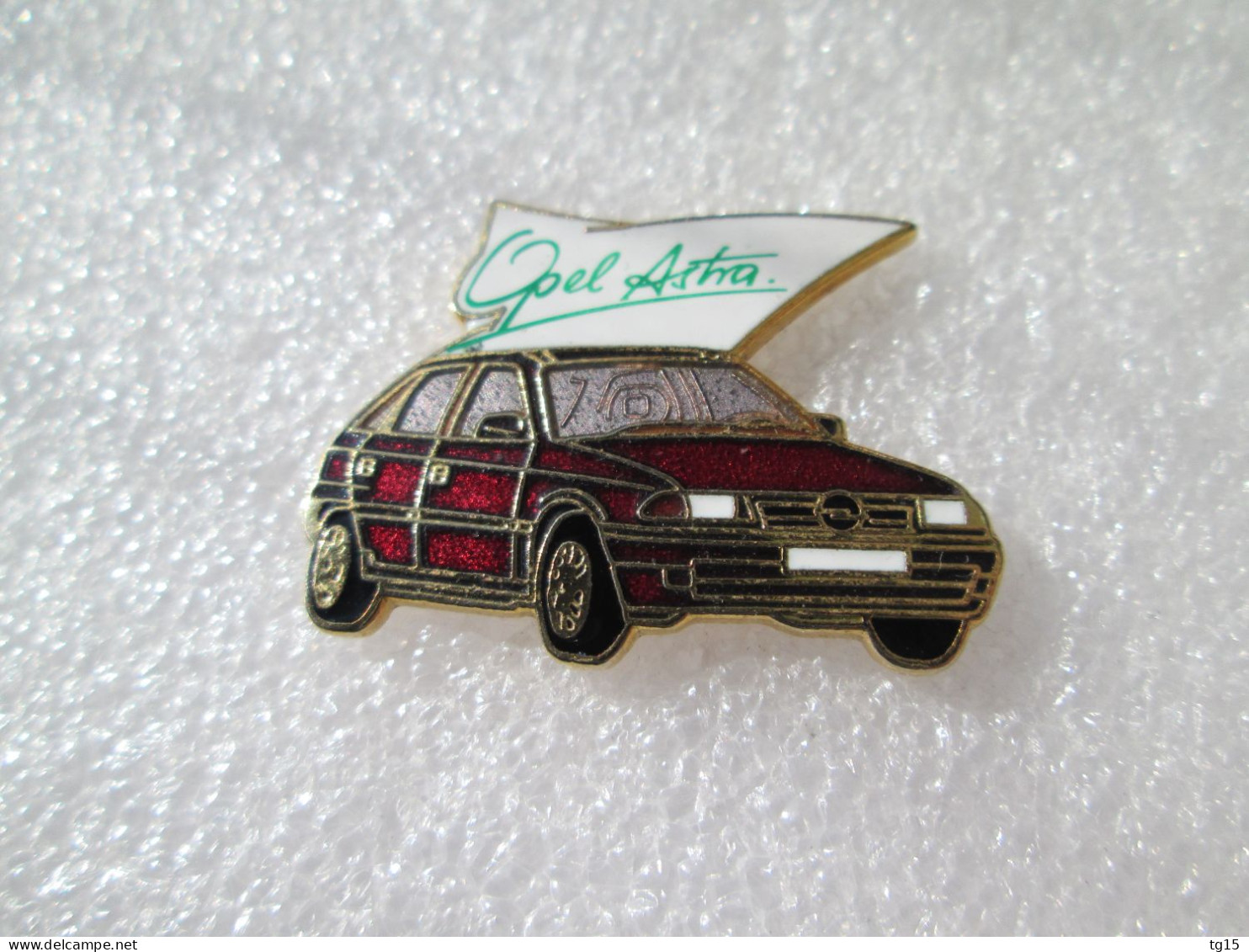 PIN'S    OPEL  ASTRA   ROUGE   Email Grand Feu  DEMONS ET MERVEILLES - Opel