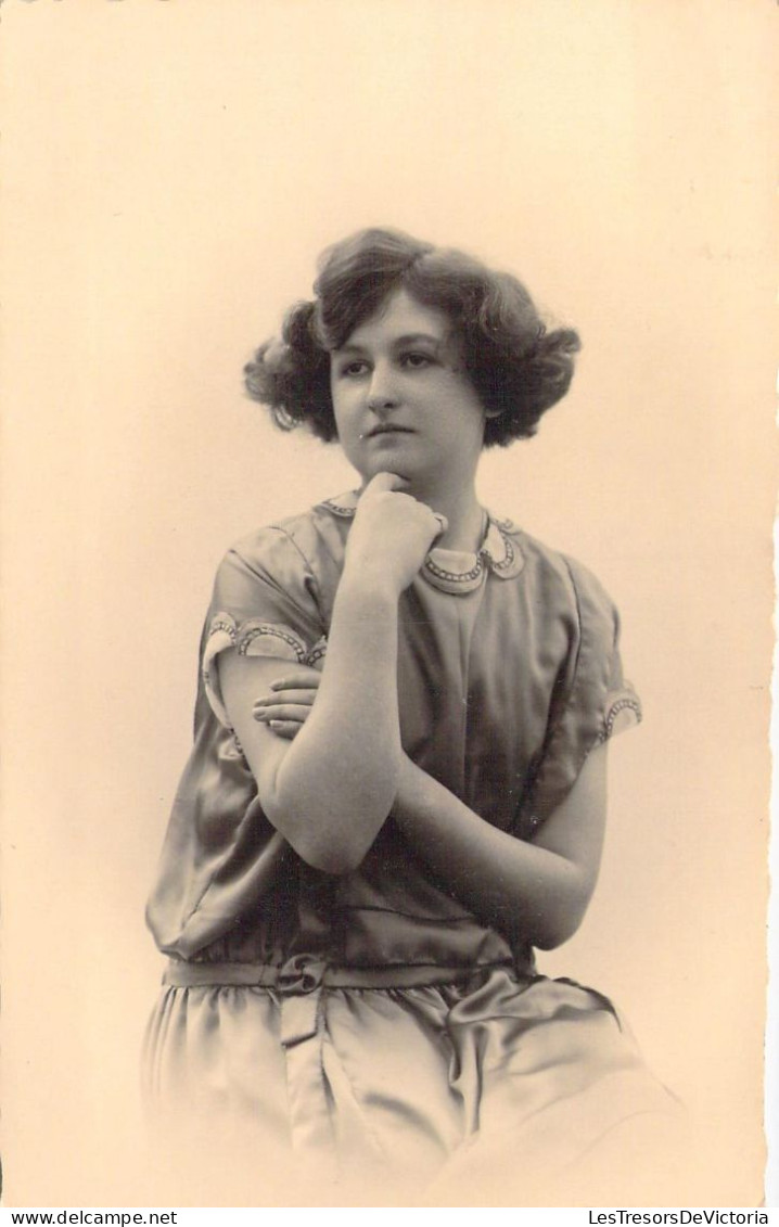 PHOTOGRAPHIE - Femme Pensive - Carte Postale Ancienne - Photographs