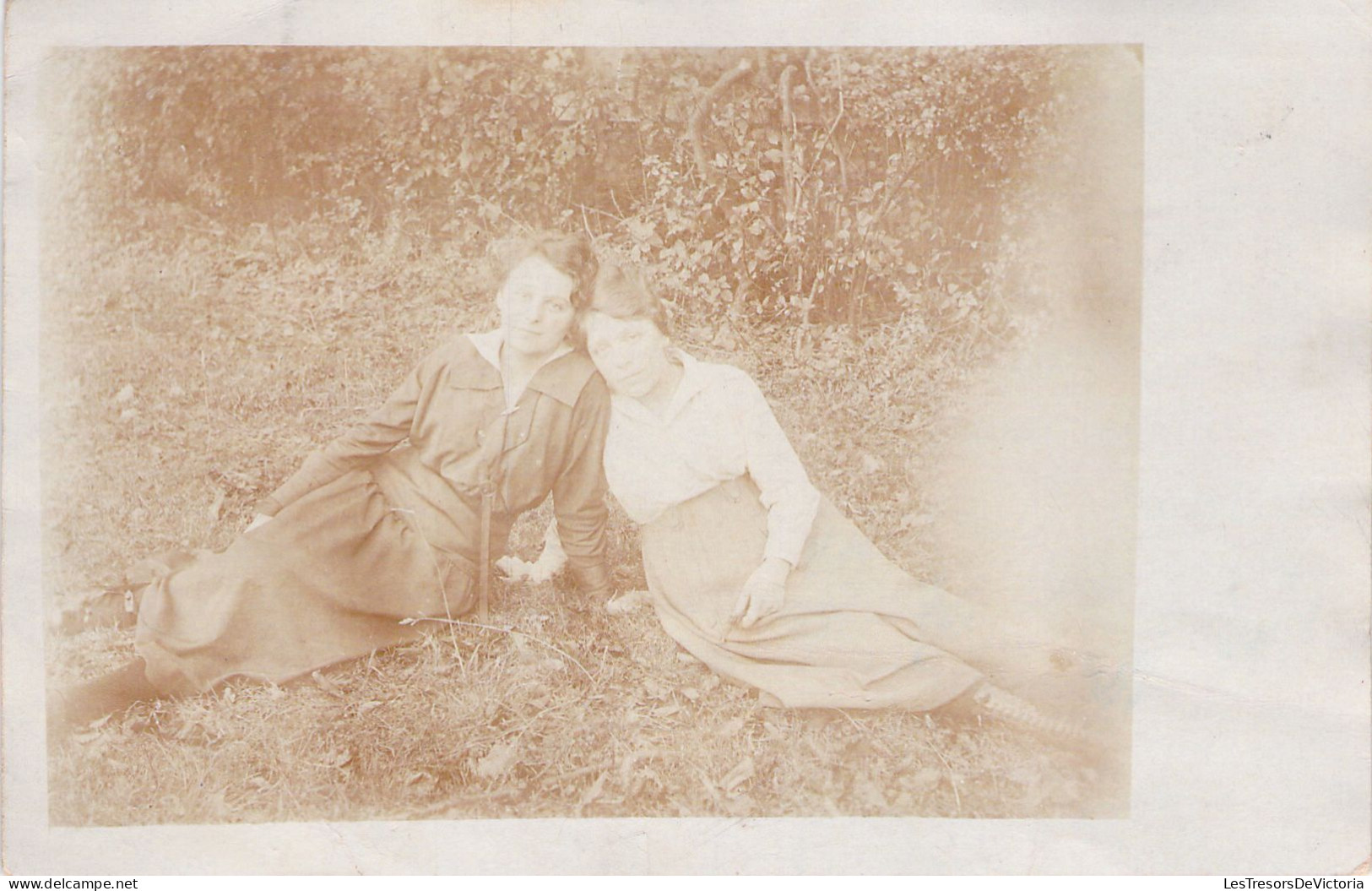 PHOTOGRAPHIE - 2 Femmes Allongées Au Sol - Carte Postale Ancienne - Photographie