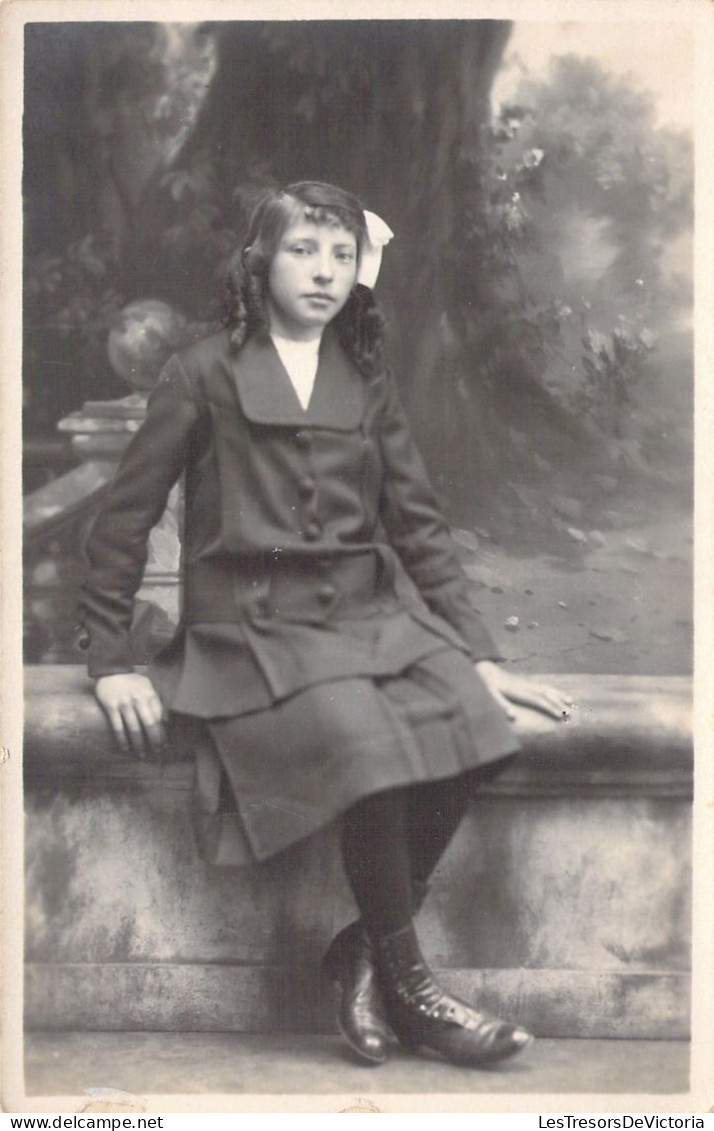 PHOTOGRAPHIE - Fille En Tenue Du Dimanche - Carte Postale Ancienne - Photographs