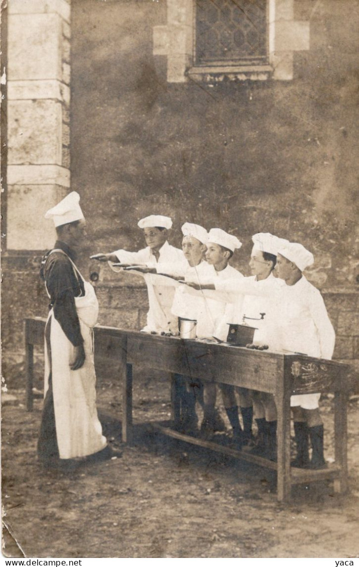 Carte Photo - Enfant à L'école Devant Leur Bureau   " Cours De Cuisine "  Moulin à Café - Groupes D'enfants & Familles