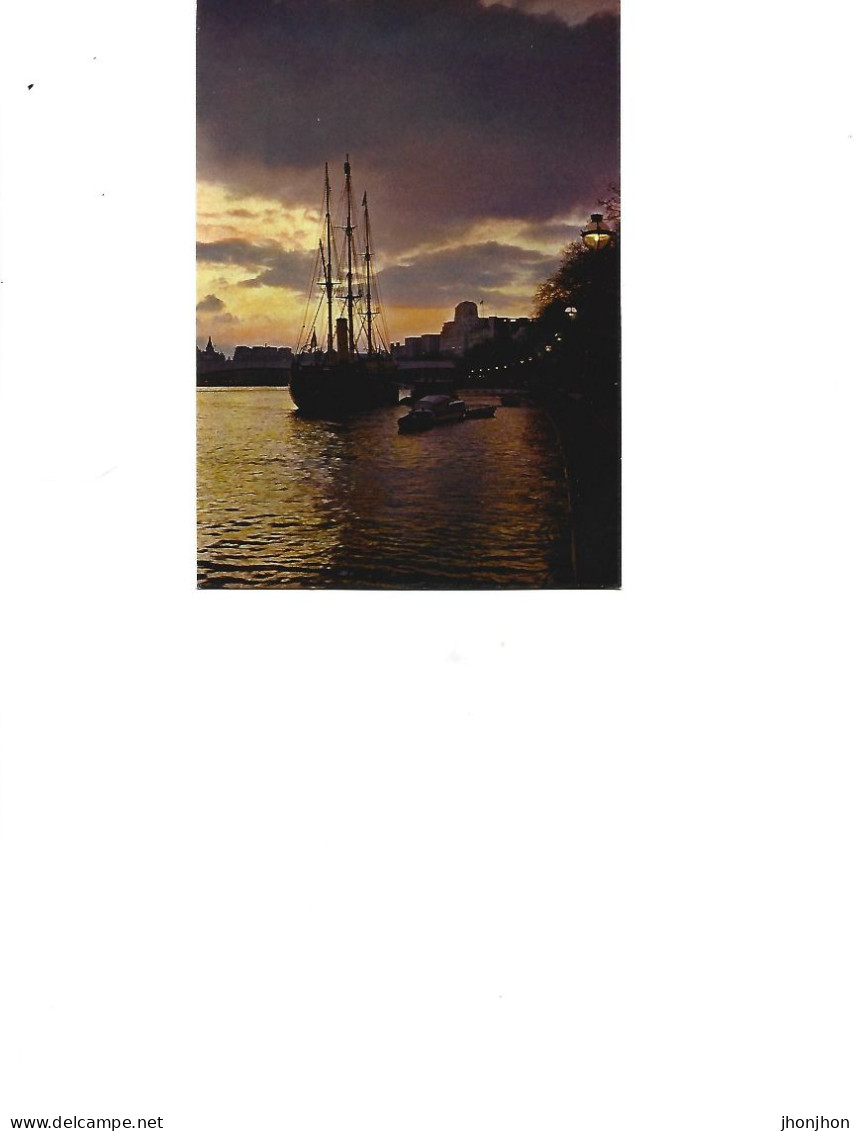 United Kingdom/England - Postcard  Unused -  Sunset Over The Thames And H.M.S. Discovery,London - River Thames