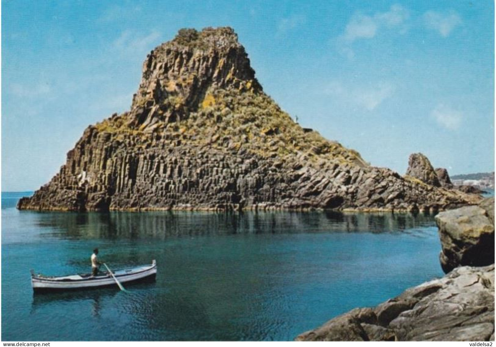 ACI TREZZA - DINTORNI DI ACI CASTELLO E ACIREALE - CATANIA - IL FARAGLIONE GRANDE - BARCA DA PESCA - 1975 - Acireale