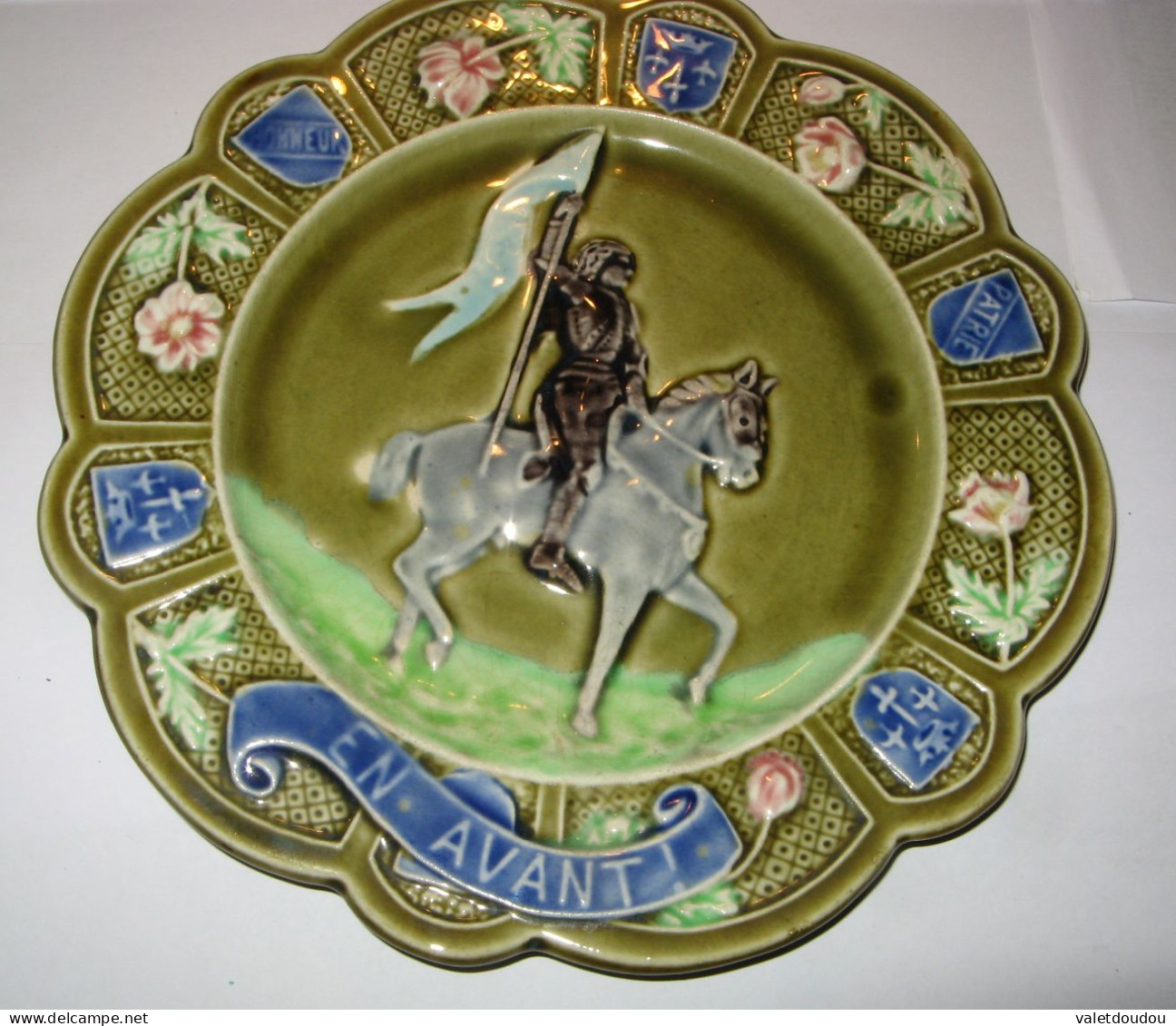 Assiette Barbotine Représentant Jeanne D'Arc. "EN AVANT". - Gien (FRA)