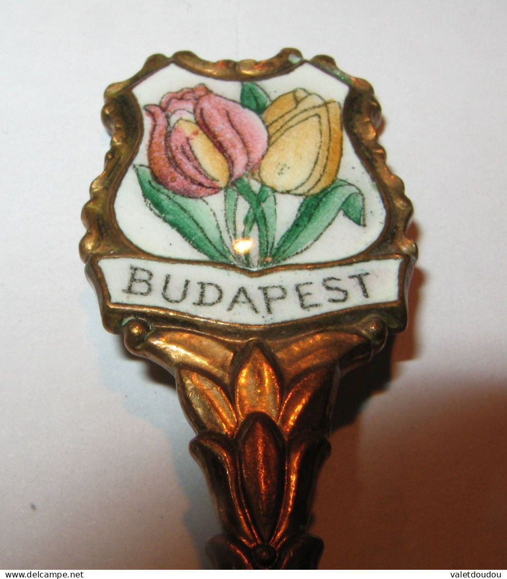 Petite Cuillére émaillée Souvenir De Budapest. - Spoons