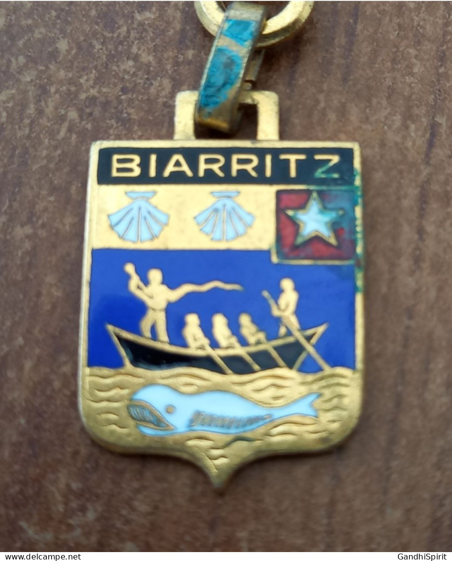 Porte Clés Augis Métal Émaillé Blason Emblème De La Ville De Biarritz - Porte-clefs