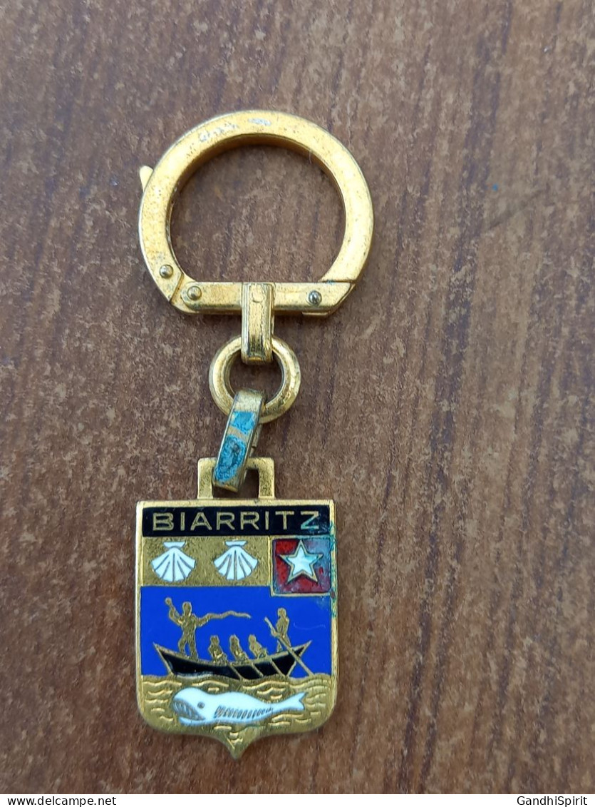 Porte Clés Augis Métal Émaillé Blason Emblème De La Ville De Biarritz - Porte-clefs