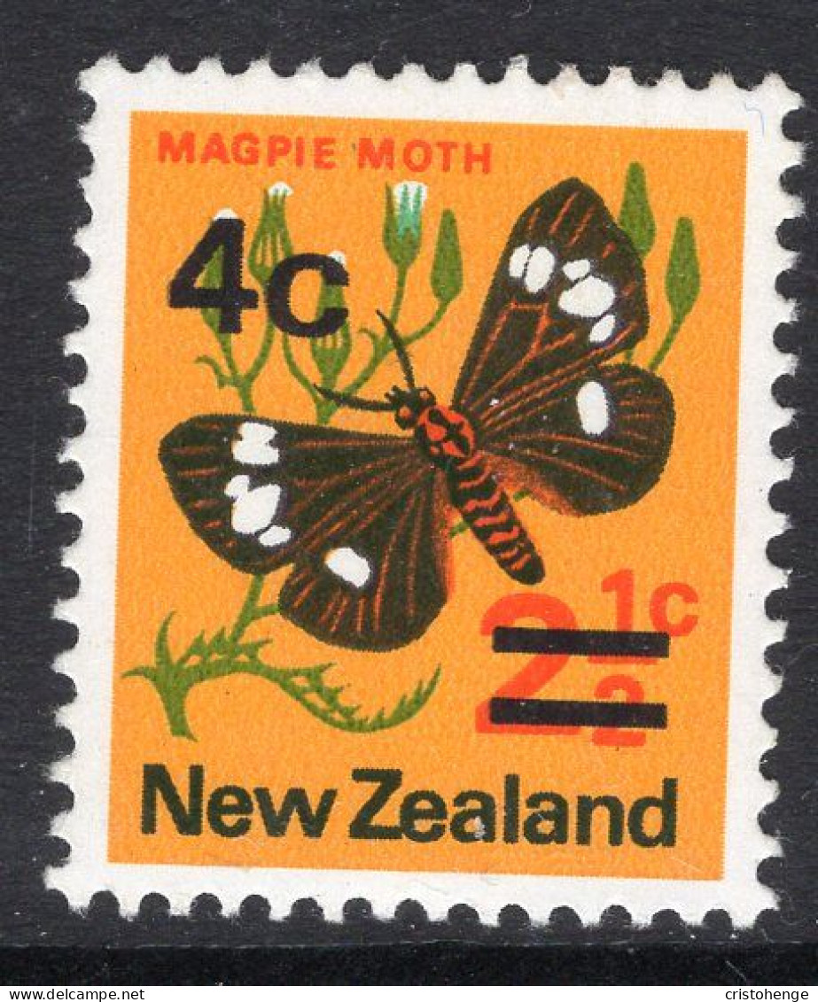 New Zealand 1971-73 Surcharge - 4c On 2½c Magpie Moth - Photo - HM (SG 957) - Neufs