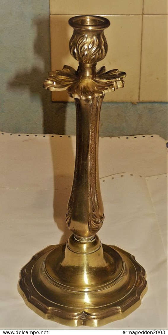 ANCIEN GROS BOUGEOIR EMPIRE CONSULAT EN BRONZE CISELE TBE PROPRE TRES LOURD - Candelabri E Candelieri