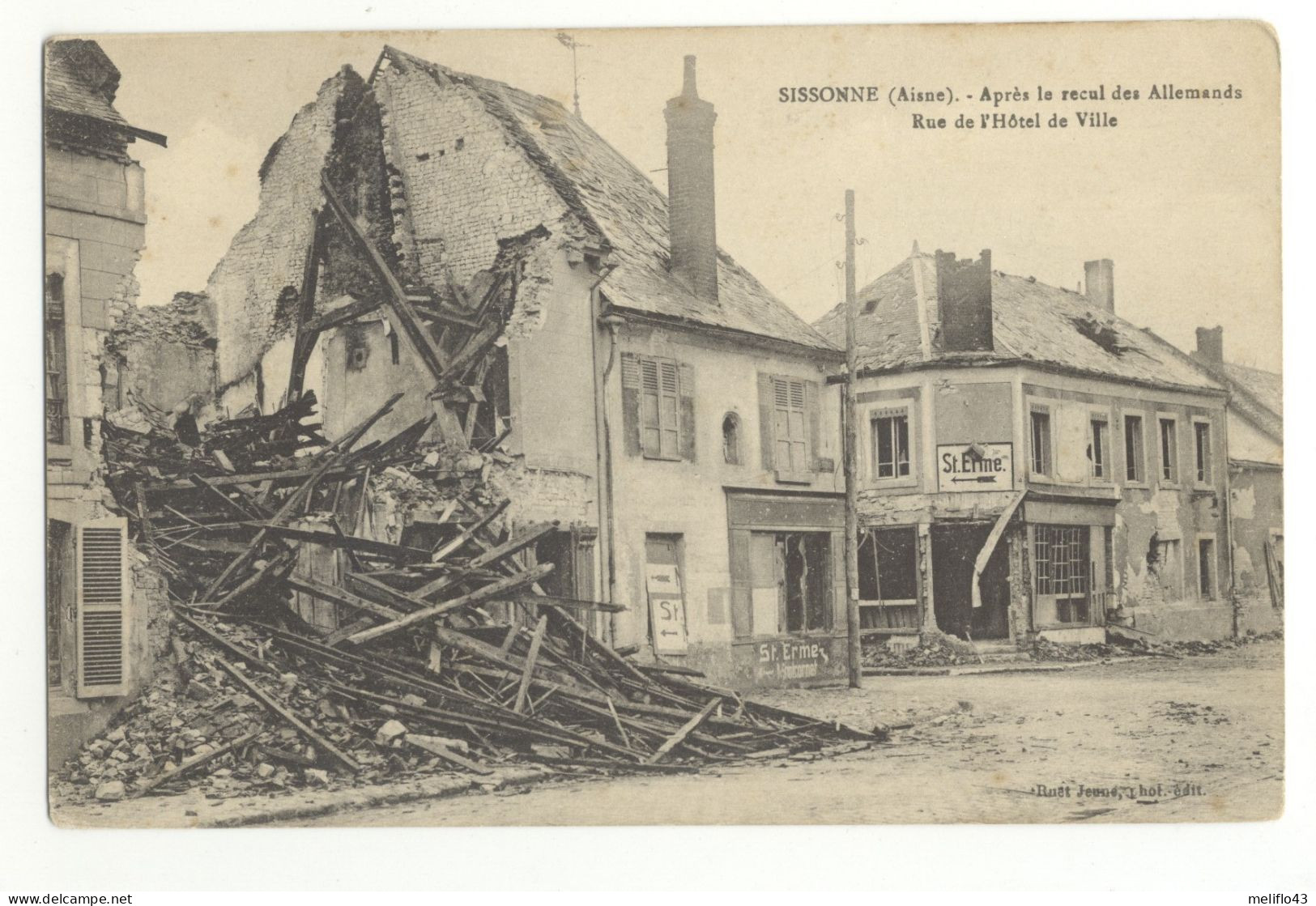 02/ CPA - Sissonne - Aprés Le Recul Des Allemands - Rue De L'Hotel De Ville (Guerre De 1914) - Sissonne