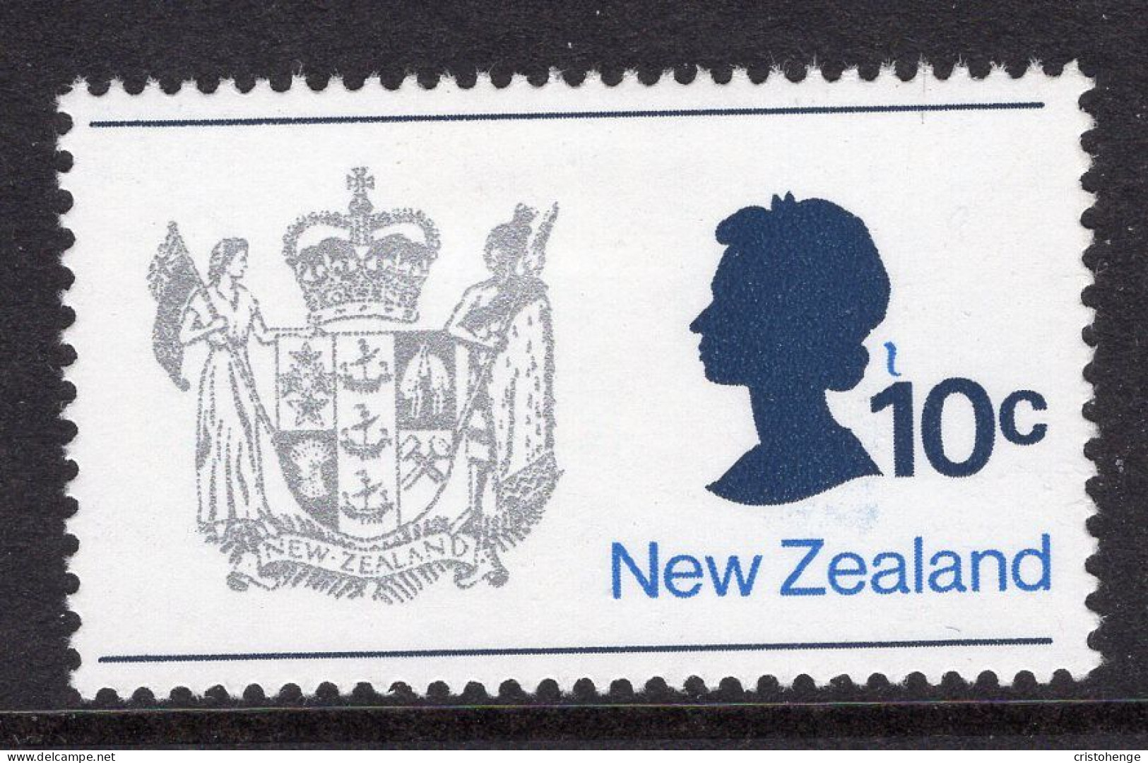 New Zealand 1973-76 Definitives - No Wmk. - 10c QEII & Arms - ERROR - Missing Red Ribbon - HM (SG 1017d) - Nuevos