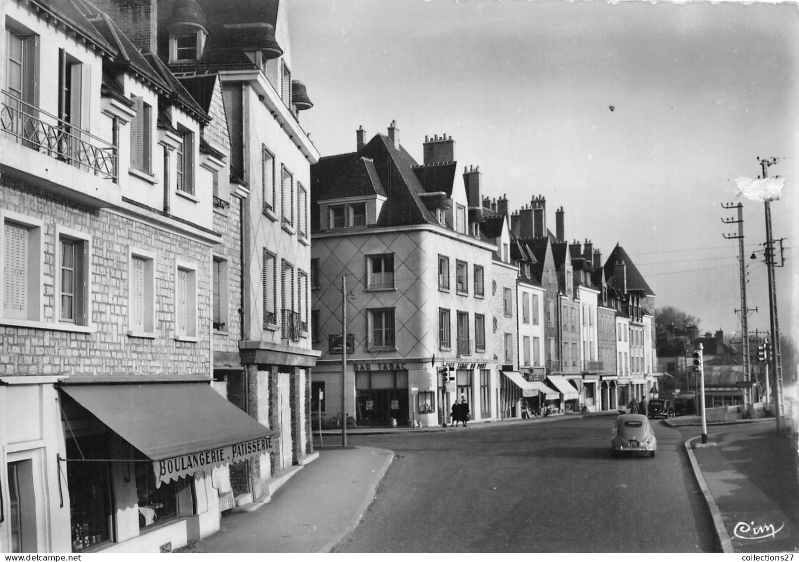 45-GIEN- LES QUAIS ET LA RUE DU PONT - Gien