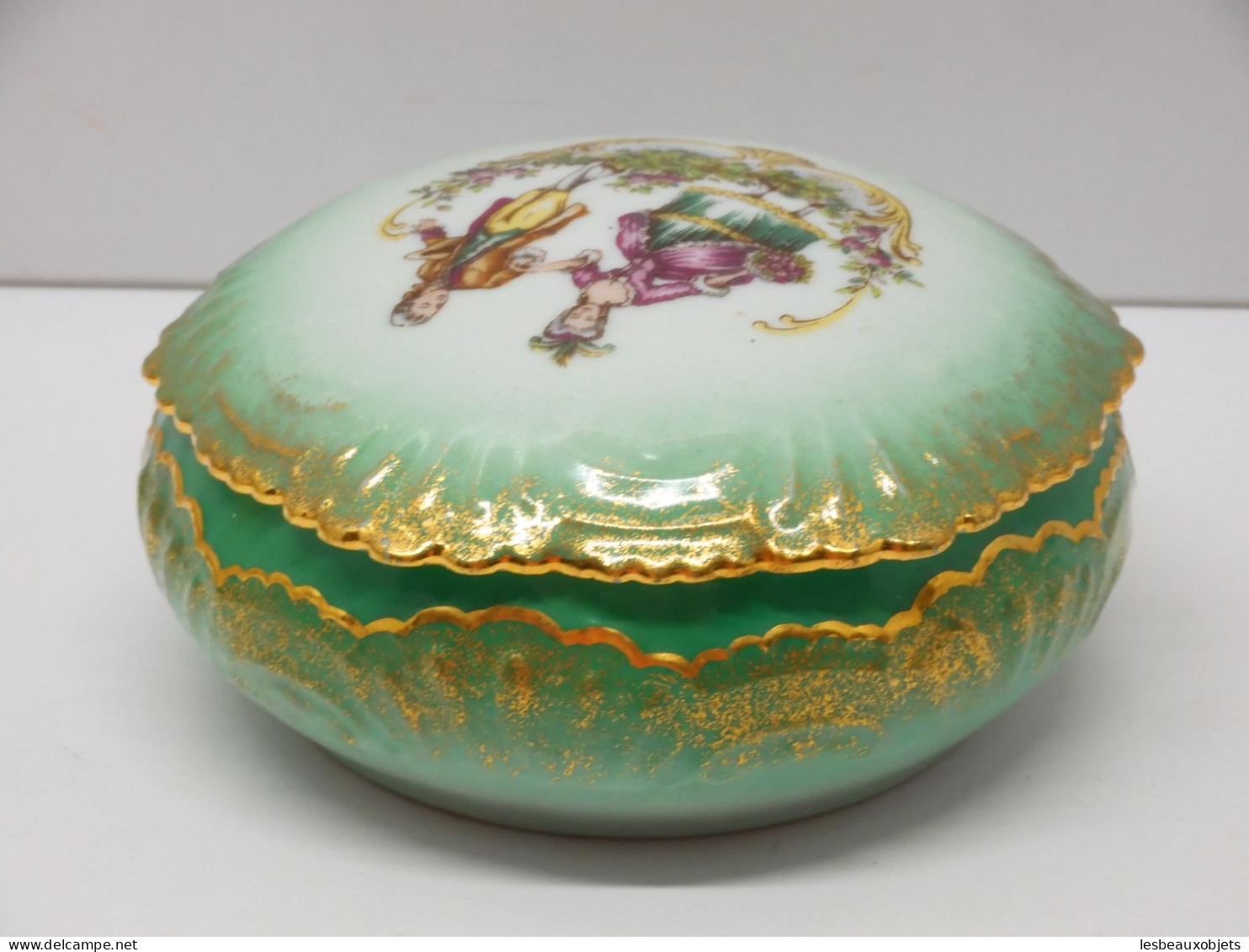 -JOLIE BOITE BONBONNIERE PORCELAINE LIMOGES Verte & Dorures Marquis Marquise     E