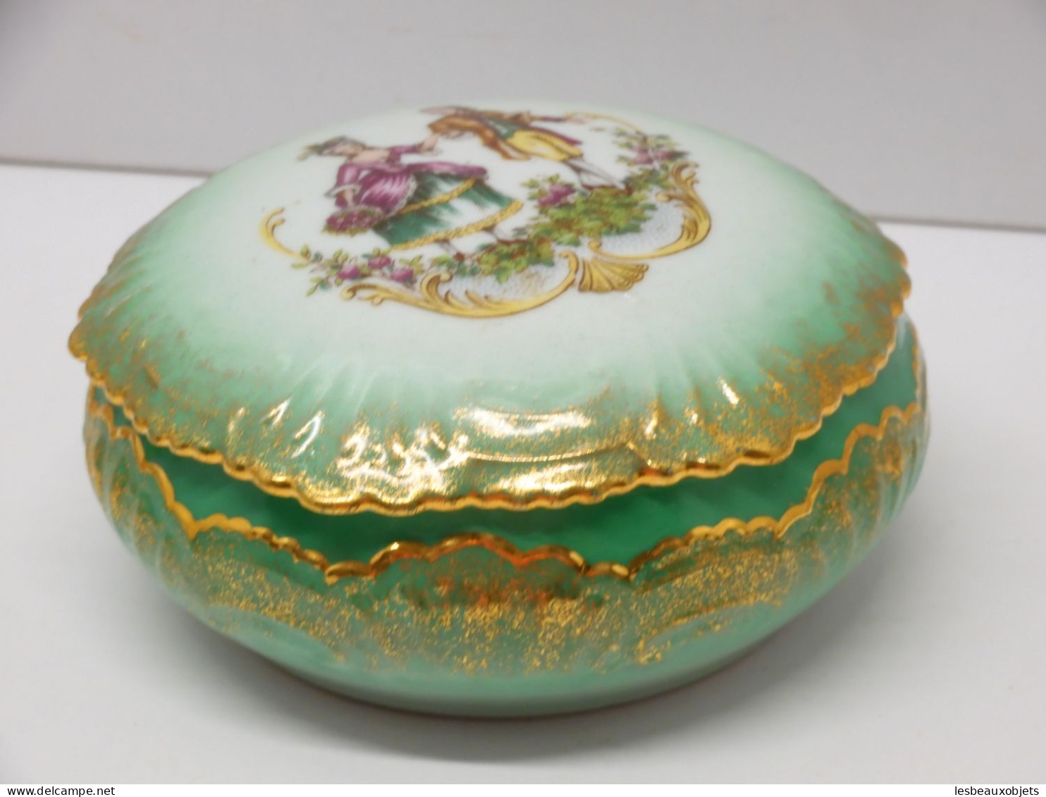 -JOLIE BOITE BONBONNIERE PORCELAINE LIMOGES Verte & Dorures Marquis Marquise     E