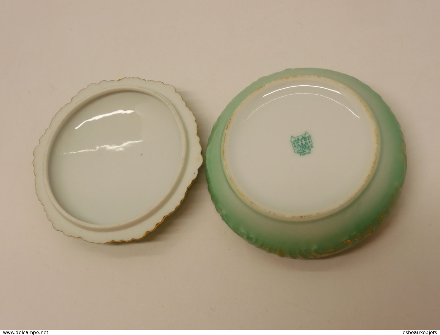 -JOLIE BOITE BONBONNIERE PORCELAINE LIMOGES Verte & Dorures Marquis Marquise     E